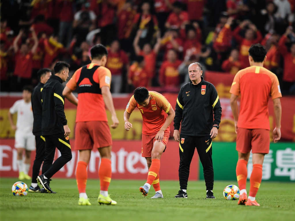 国足世预赛关键战：全力冲刺18强赛席位